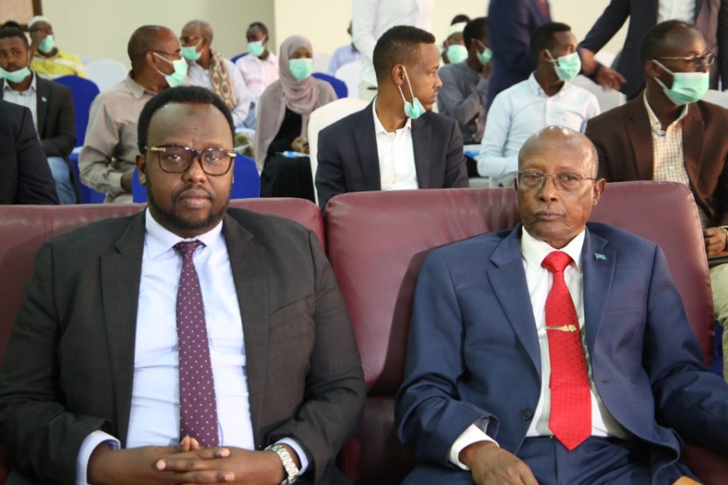 waxuuna ka shaqeeyaa kormeeridda, hagidda iyo ansixinta geedi-socodka dib-u-eegista Dastuurka.